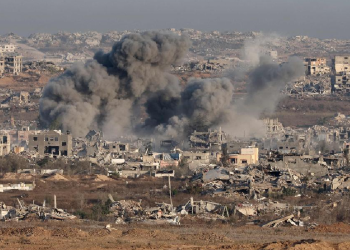 Columna de humo tras bombardeo en Gaza cerca de iglesia católica