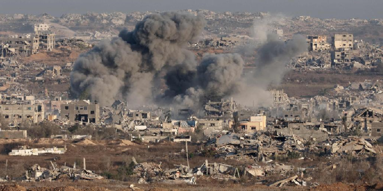 Columna de humo tras bombardeo en Gaza cerca de iglesia católica