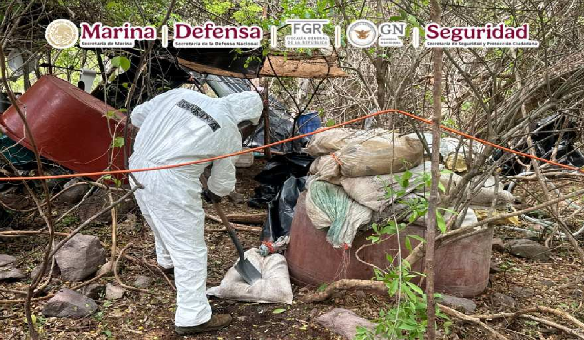 Autoridades con trajes especiales revisan costales en narco laboratorio de Culiacán