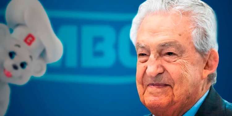 Roberto Servitje sonríe en evento público