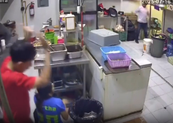 Asaltante amenazando a empleado en restaurante de comida china