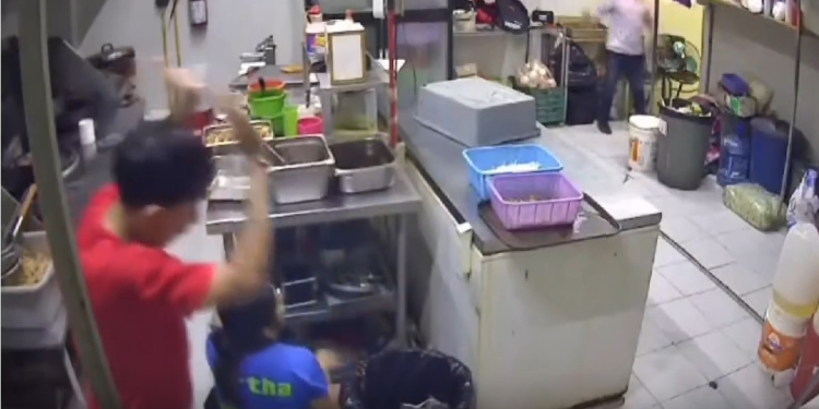 Asaltante amenazando a empleado en restaurante de comida china