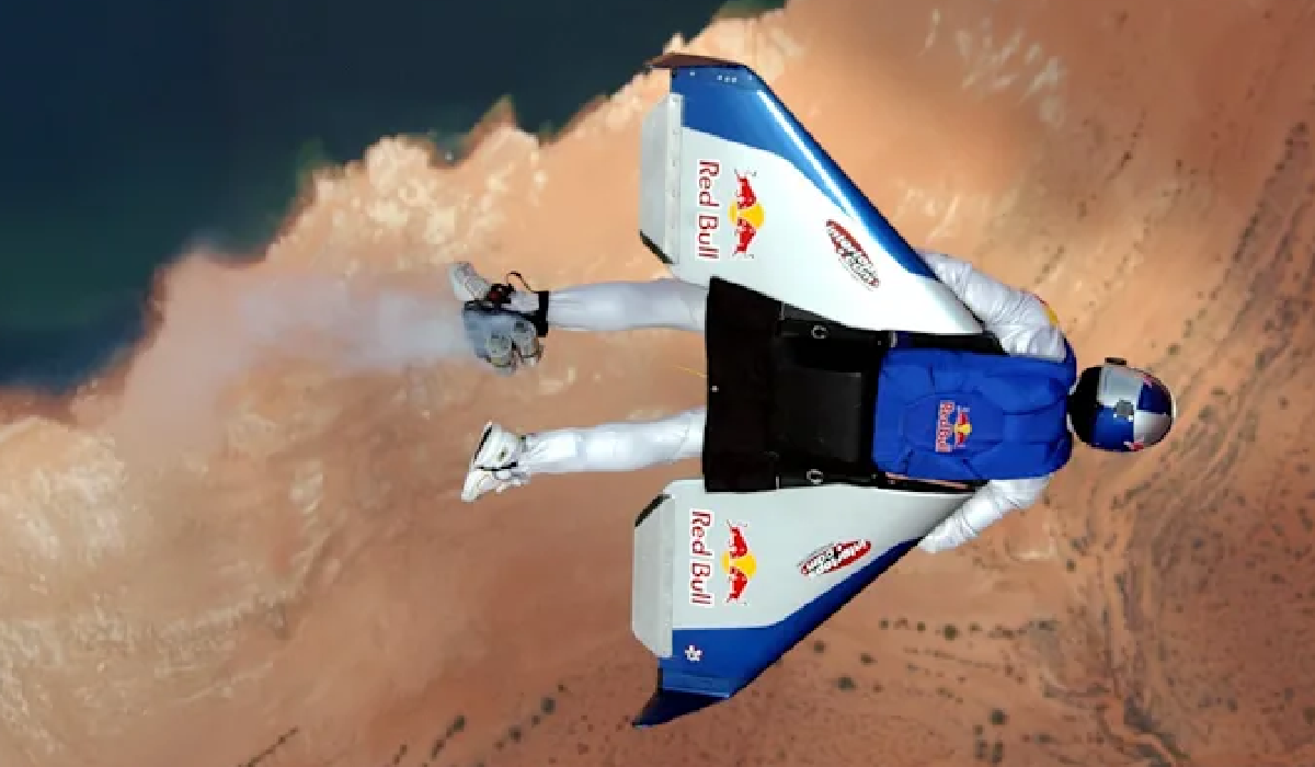 Felix Baumgartner realizando acrobacia aérea extrema