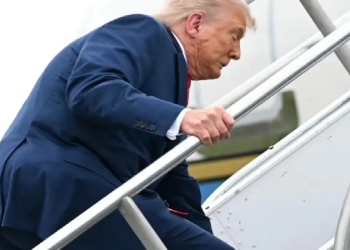 Donald Trump subiendo escaleras con dificultad leve