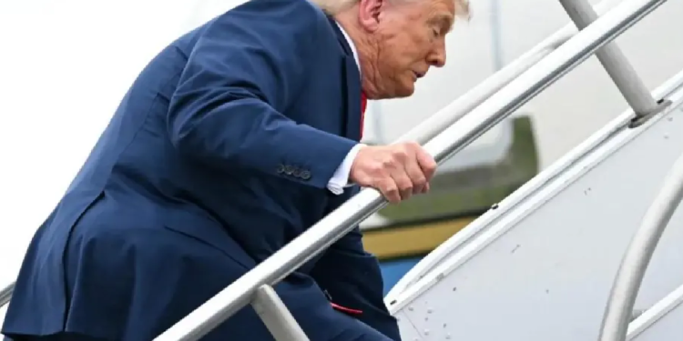 Donald Trump subiendo escaleras con dificultad leve