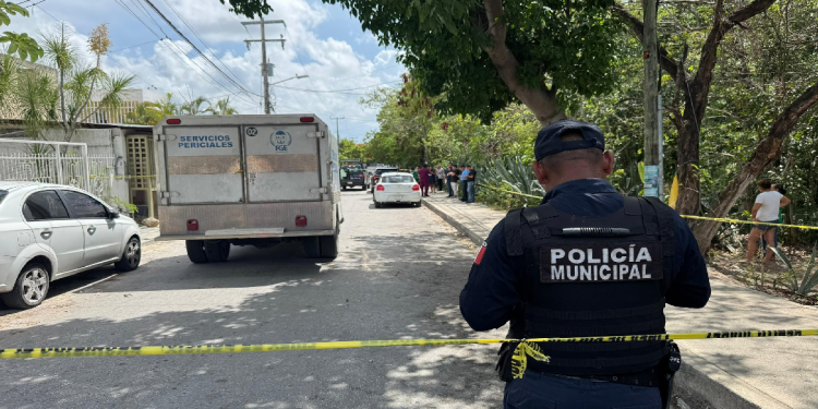 Servicio Médico Forense en casa del feminicidio infantil en Cancún