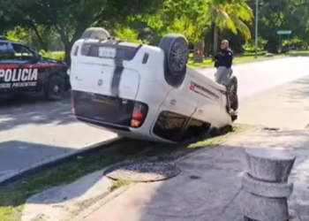 Vehículo volcado tras accidente en la Zona Hotelera de Cancún