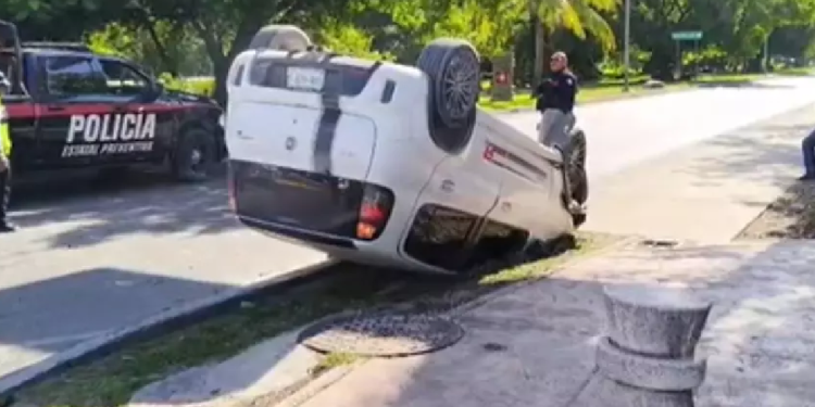 Vehículo volcado tras accidente en la Zona Hotelera de Cancún