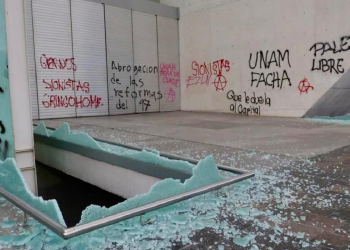Cristales rotos y grafitis en el MUAC tras marcha contra gentrificación en la UNAM