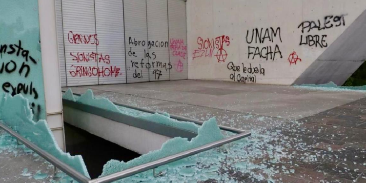 Cristales rotos y grafitis en el MUAC tras marcha contra gentrificación en la UNAM