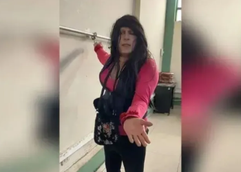 Sujeto disfrazado de mujer detenido en baño de niñas