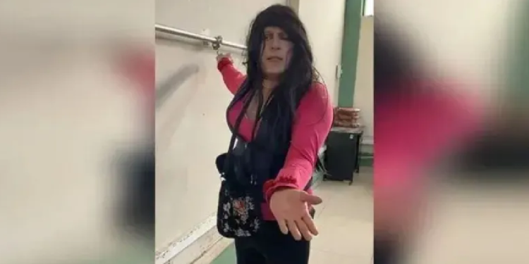 Sujeto disfrazado de mujer detenido en baño de niñas