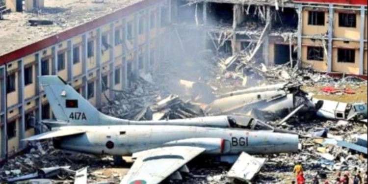 avión militar cae sobre escuela en Bangladesh