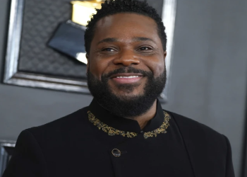 Malcolm Jamal Warner actuando en un evento musical