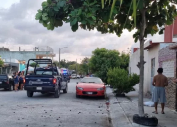 Policía municipal acordonando la zona del incidente en Cancún