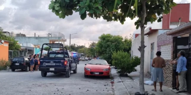 Policía municipal acordonando la zona del incidente en Cancún