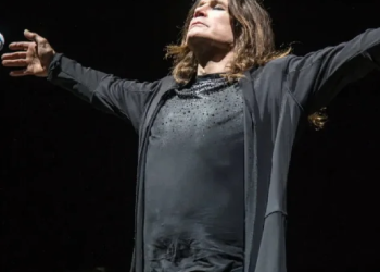 Ozzy Osbourne con los brazos en alto durante un concierto