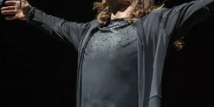 Ozzy Osbourne con los brazos en alto durante un concierto
