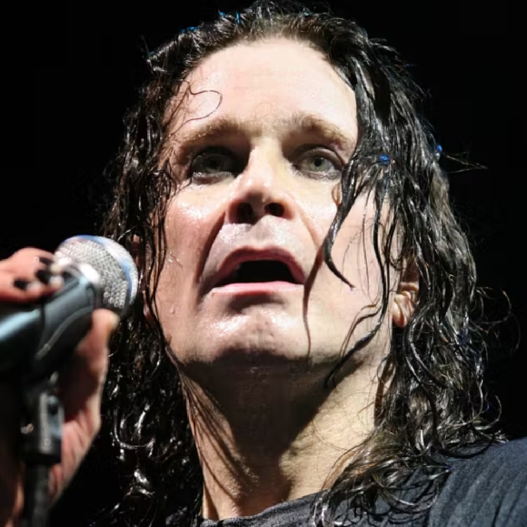 Ozzy Osbourne cantando en vivo durante su mediana edad