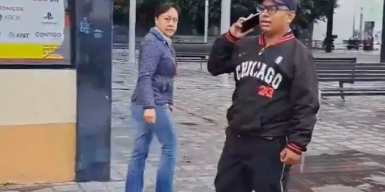 Funcionaria Adriana “N” de JUMAPA en Celaya durante amenaza a ciudadano