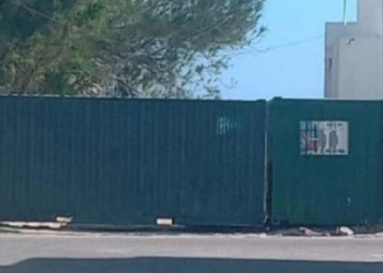 Acceso a la playa bloqueado con contenedores metálicos en Progreso