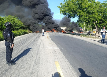 bloqueo de la carretera Tulum-Felipe Carrillo Puerto