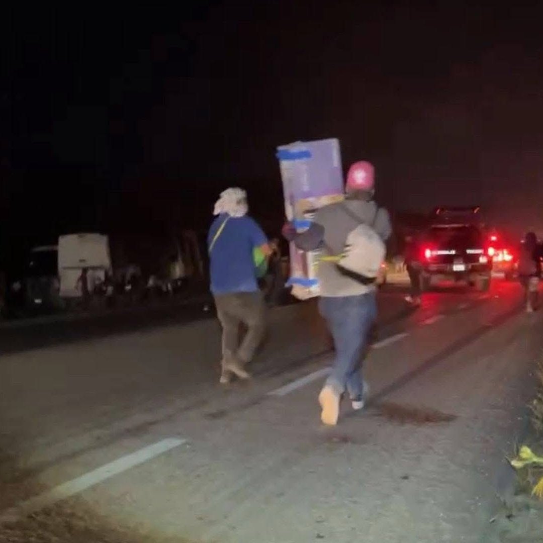 Colonos bloquean carretera federal al amanecer