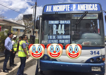 Autobús de la Ruta 44 de Cancún circulando por la ciudad