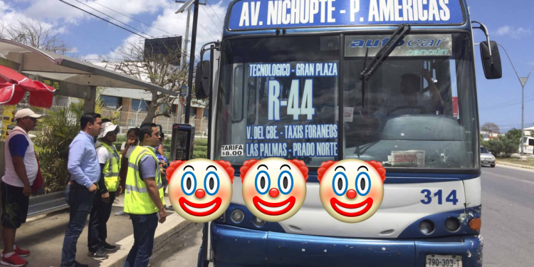 Autobús de la Ruta 44 de Cancún circulando por la ciudad