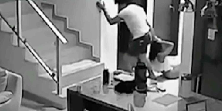 Captura del video viral de agresión contra pareja en Cancún