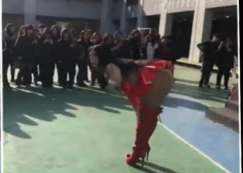 travesti bailando a menores en el Instituto Nacional