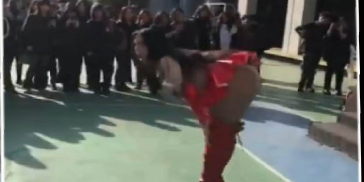 travesti bailando a menores en el Instituto Nacional