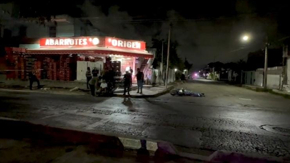 Vista amplia con testigos y tienda "El Origen" en escena de ejecución en Cancún