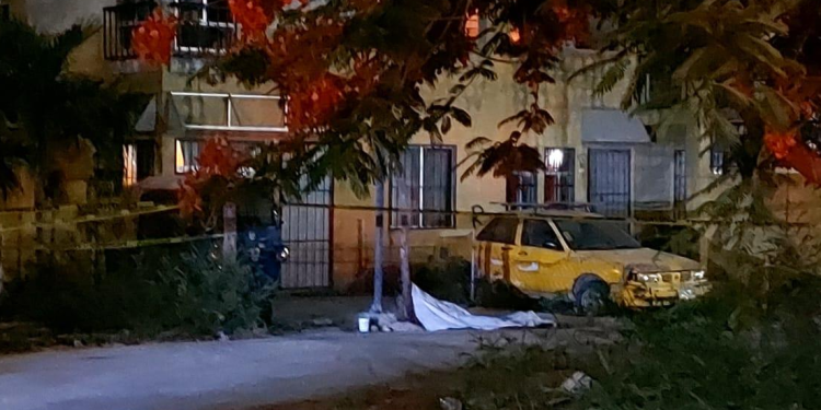 Cuerpo cubierto con manta en zona acordonada tras linchamiento en Región 107 Cancún