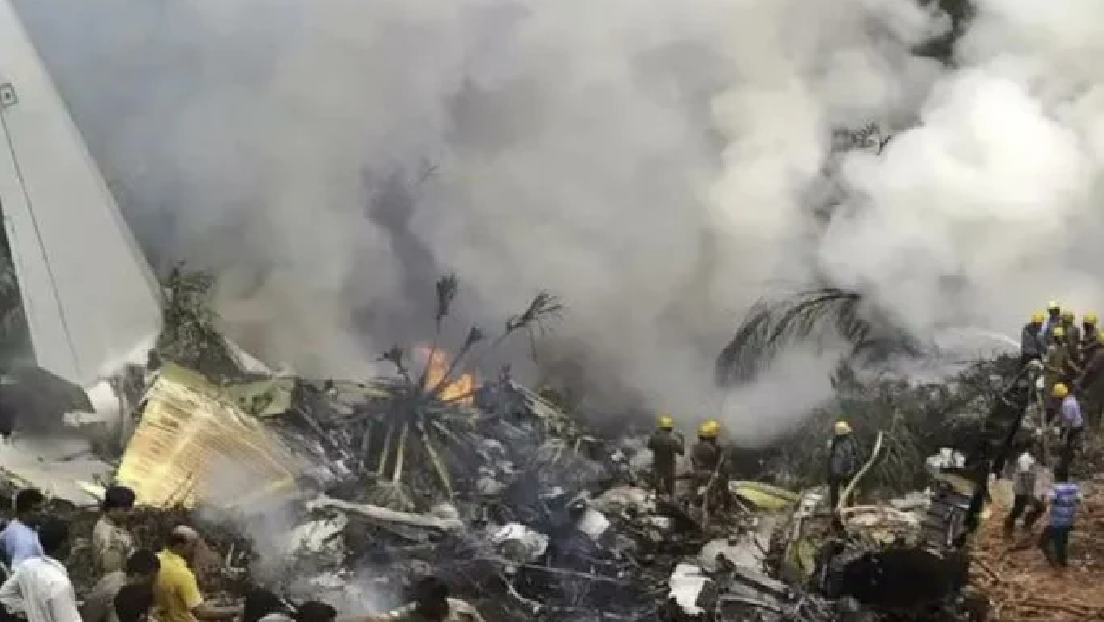Bomberos y autoridades rusas en zona del accidente aéreo