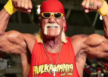 Hulk Hogan sonriente saluda a sus fanáticos