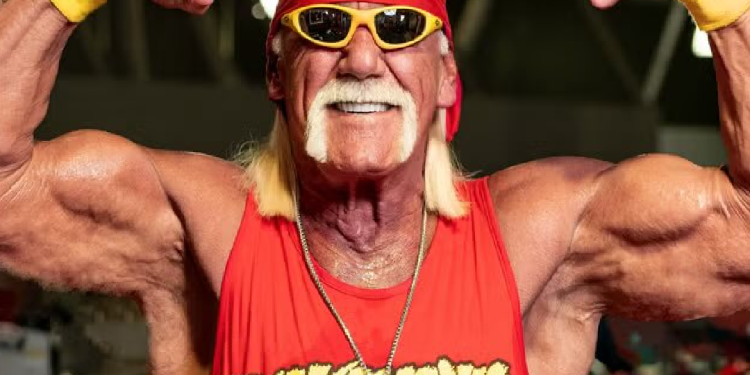 Hulk Hogan sonriente saluda a sus fanáticos