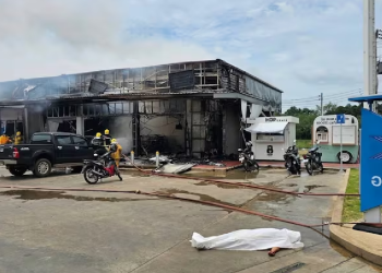Escena del conflicto en Tailandia: tienda incendiada y víctimas civiles