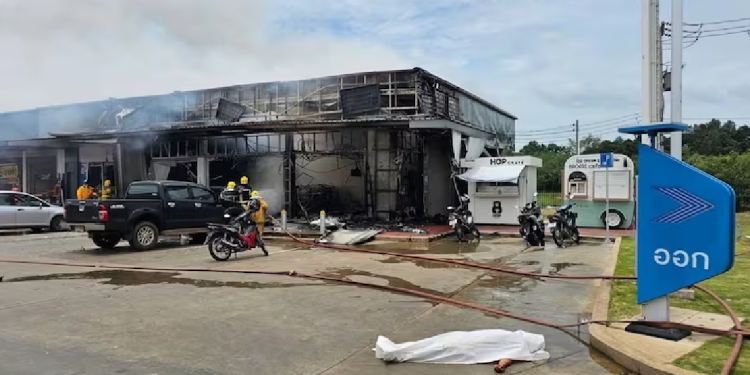 Escena del conflicto en Tailandia: tienda incendiada y víctimas civiles