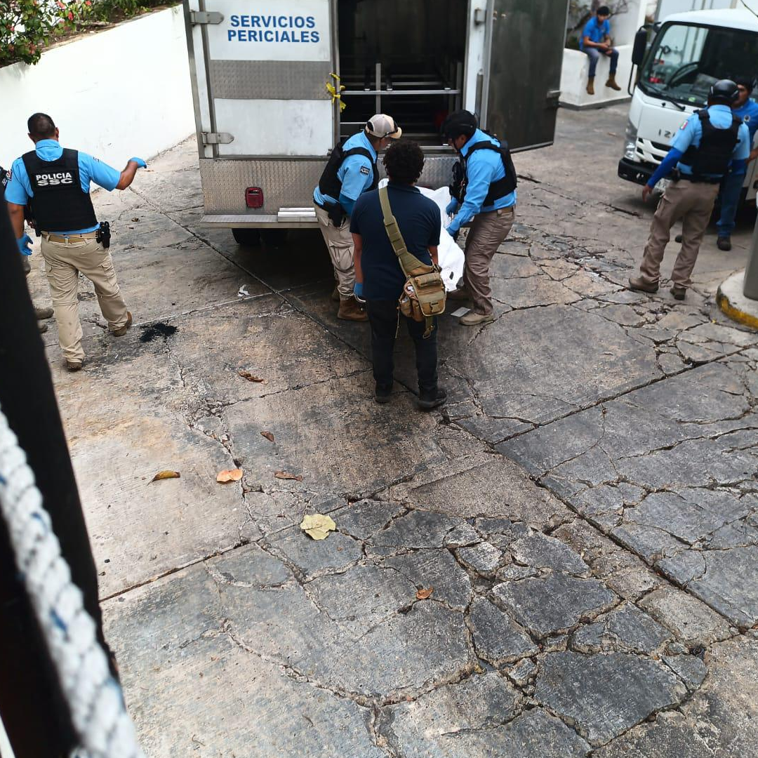 Personal del Semefo retira cuerpo en la Zona Hotelera