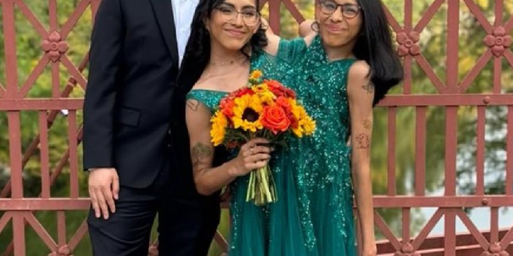 Carmen y Lupita Andrade junto a Daniel McCormack sosteniendo un ramo de flores