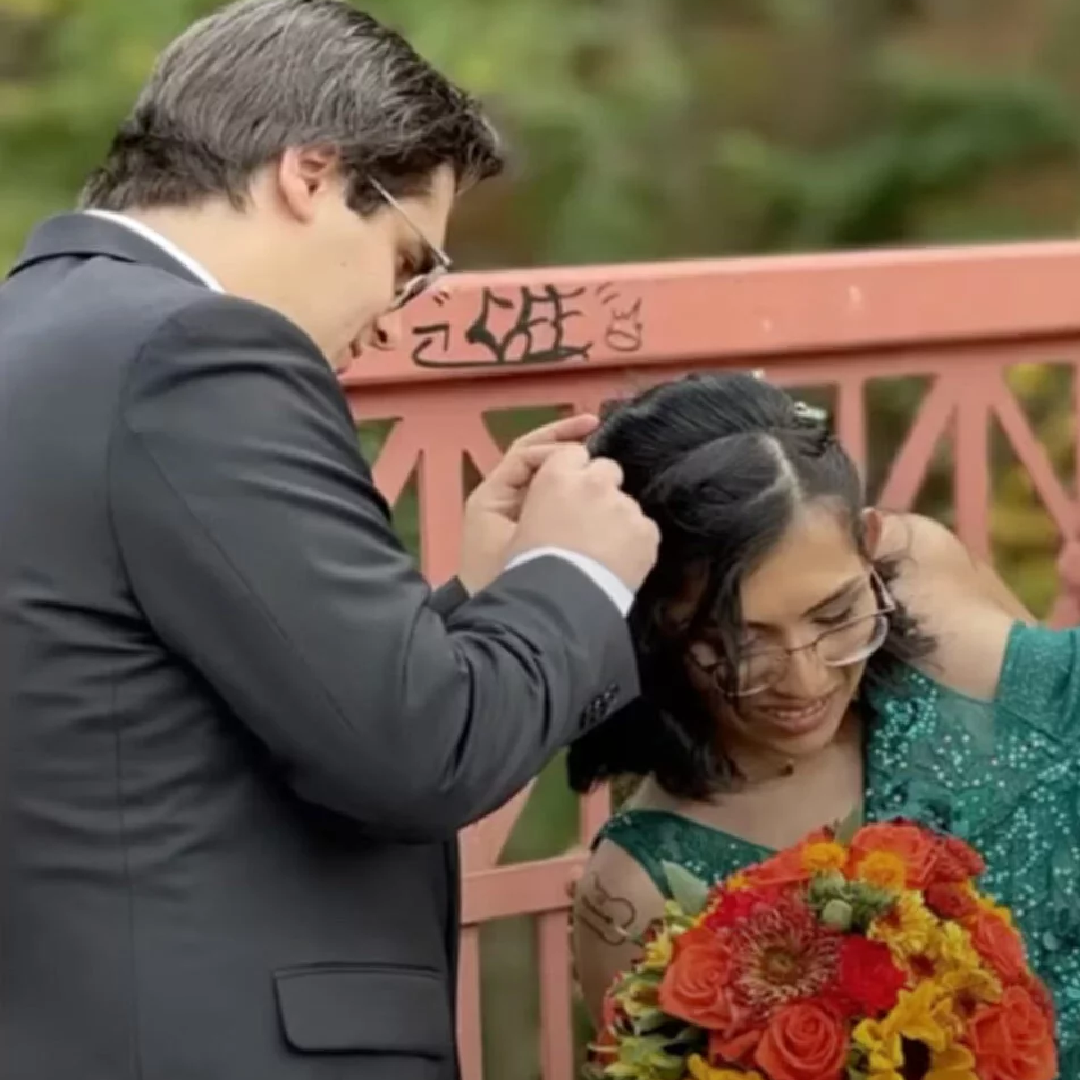 Daniel McCormack sonriente tras su boda con Carmen Andrade
