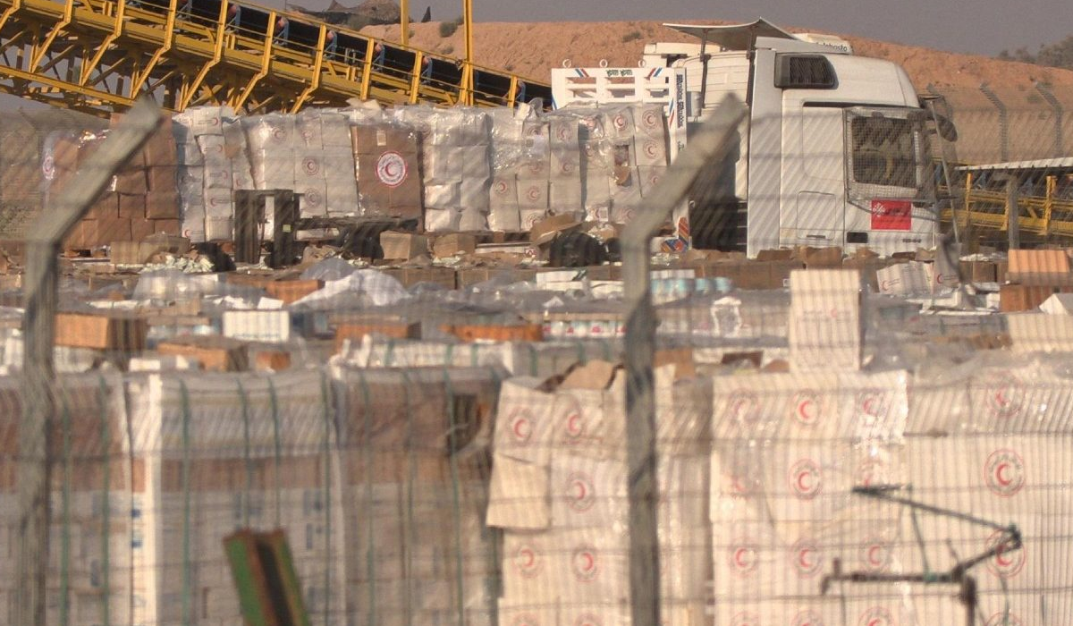 Camión cargado con ayuda humanitaria en frontera de Gaza