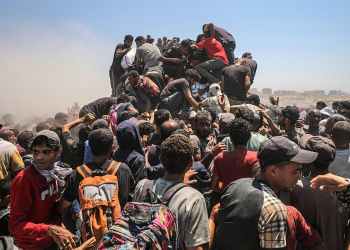 Personas se amontonan alrededor de un camión con ayuda humanitaria en Gaza