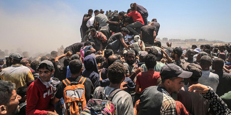 Personas se amontonan alrededor de un camión con ayuda humanitaria en Gaza