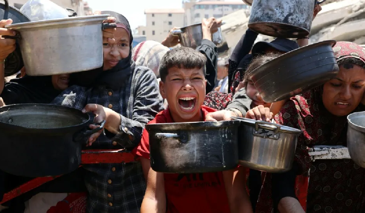 Niños palestinos afectados por la crisis alimentaria en Gaza