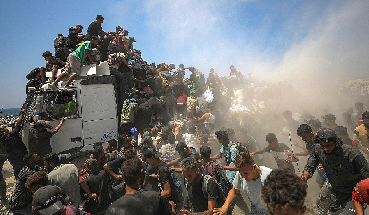 Multitud intenta alcanzar camión de ayuda humanitaria en Gaza