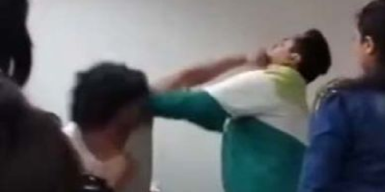Estudiante propinando un gancho contundente al profesor en la Universidad Politécnica de Tulancingo