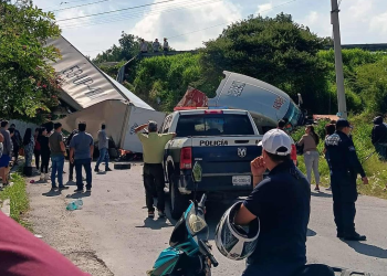 Tráiler siniestrado visto desde un costado en Tepeji
