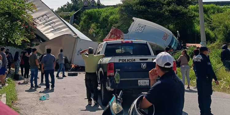 Tráiler siniestrado visto desde un costado en Tepeji